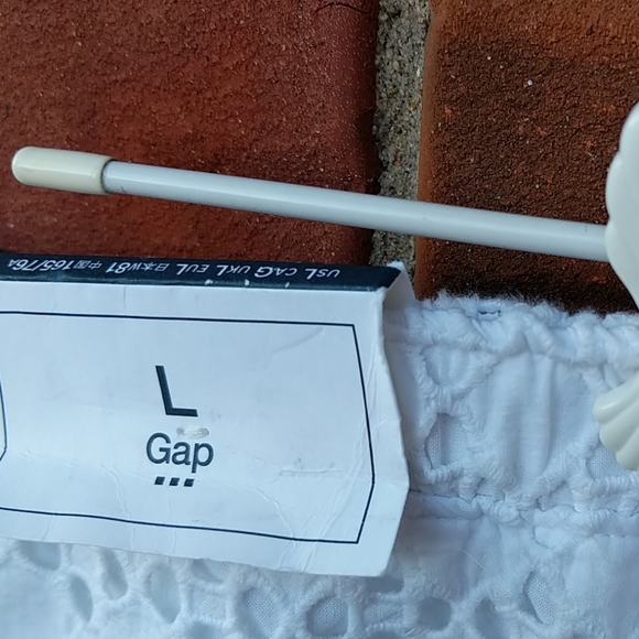 GAP Eyelet skirt (4 for $20) - Picture 4 of 5